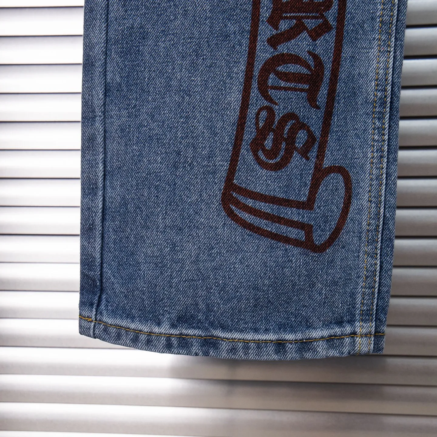 P260 Chrome Hearts washed graffiti blue cross couple jeans are a hot trend this season and are sought after by countless celebrities and fashionistas. The neat details of the cutting process add color to the playful fashion! The neat and meticulous design, and the well-fitting structure is unique. The upper body not only has outstanding recognition, but also looks younger and younger. A style with the ultimate wearing meaning and performance, gorgeous color matching, and the craftsmanship of this style is also extremely extraordinary. After the finished product is washed, it is disassembled and hand-made with sheepskin cross leather and then spliced ​​together to complete. The whole piece has too many craftsmanship to describe. It is decorated with patchwork cross flowers and high-waisted washed jeans! ! Absolutely high-end luxury product, a god-level single product, a super popular product, made by top heavy industry, a magic weapon that cannot be missed to hit the streets. Style number: 1834# Size: 28 30 32 34 Color: blue